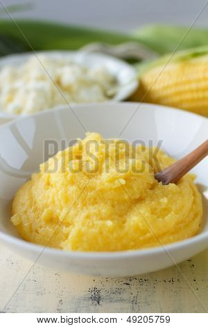 Polenta, um italiano mingau feito de farinha de milho