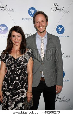 LOS ANGELES - 10 agosto: Marguerite Moreau, Christopher Redman Angel Awards presso il progetto Ange