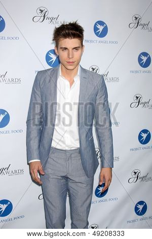 LOS ANGELES - AUG 10: Nolan Funk na anděl ocenění na projektu anděl potravin na 10 srpna 2013 i