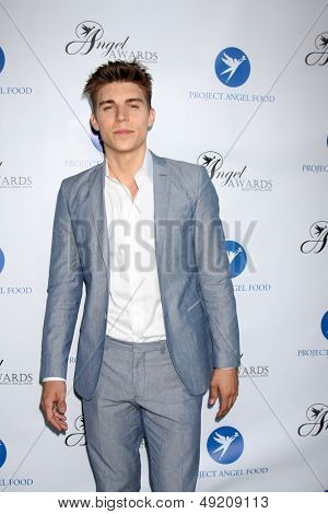 LOS ANGELES - AUG 10: Nolan Funk na anděl ocenění na projektu anděl potravin na 10 srpna 2013 i
