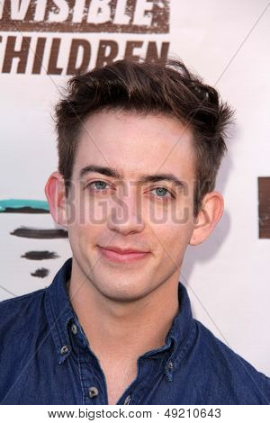 LOS ANGELES - 10 agosto: Kevin McHale al Party fondatori della tenuta quarto Invisible Children at la 