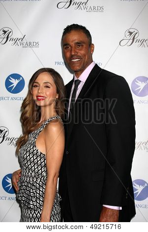 LOS ANGELES - 10 agosto: Eliza Dushku, Rick Fox Angel Awards presso il Project Angel Food su Augus