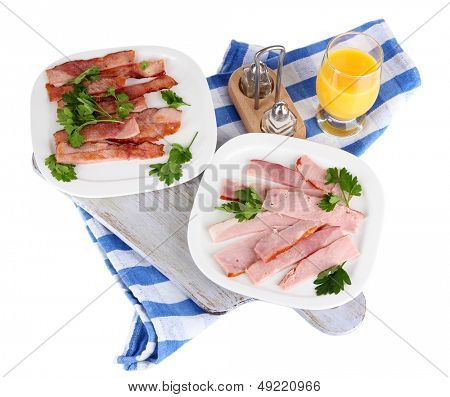 Slanina na desky na ubrousek na izolované na bílém