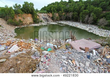 CHONBURI, THAILAND - 14 juli: Et bjerg af beskidte trash omkring søen i Chonburi provinsen o