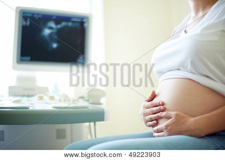 병원에서 정기적으로 검사 하는 동안 젊은 여자의 임신 배꼽