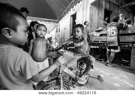 BERDUT, Malezja - 8 kwietnia: Niezidentyfikowane dzieci Orang Asli w swojej wiosce (b / zdjęcie) na 8 kwietnia 2013