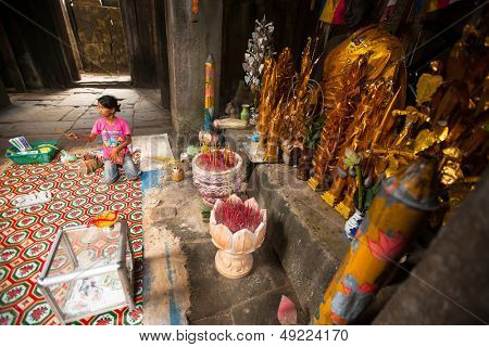 SIEM REAP, Camboja - 13 de dezembro: Um cambojano não identificado girlie em Angkor Wat, 13 de dezembro de 2012 na Siem R