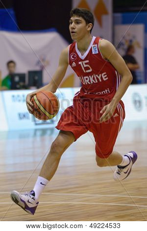 Kyjev, Ukrajina - 8. srpna: Cavit Havsa Turecka v akci během U16 Eurobasket 2013 první skovávali