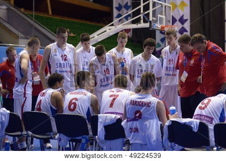 Kyjev, Ukrajina - 8. srpna: Tým Srbska o přestávce v U16 Eurobasket 2013 první kolo utkání sázka