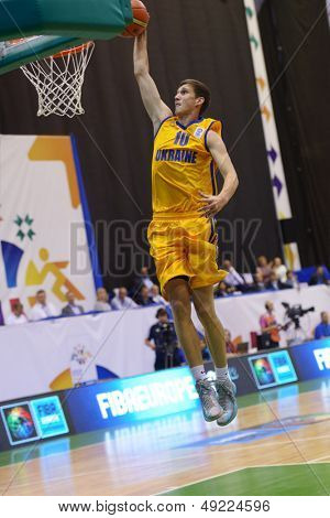 Kyjev, Ukrajina - 8. srpna: Svjatoslav Mykhailiuk Ukrajiny v akci během roku 2013 Eurobasket U16