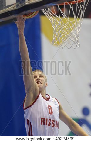 KIEV, Ucraina - 8 agosto: Timofey Yakushin della Russia in azione durante il primo U16 Eurobasket 2013