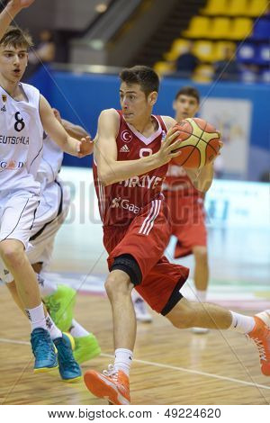 Kyjev, Ukrajina - 8. srpna: Egehan Arna Turecka v akci během U16 Eurobasket 2013 první skovávali