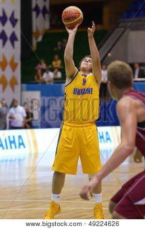 Kyjev, Ukrajina - 8. srpna: Rostyslav Lunskyi Ukrajiny střílí volný hod během U16 Eurobasket