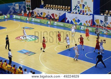 Kyjev, Ukrajina - 8. srpna: První kolo zápas mezi Ruskem a Španělskem během U16 Eurobasket 2013