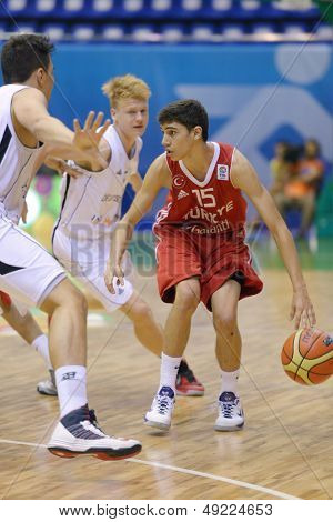 Kyjev, Ukrajina - 8. srpna: Cavit Havsa Turecka v akci během U16 Eurobasket 2013 první skovávali