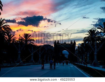 รอยัลอาร์ค (Arc de Triomf) ในเวลากลางคืน บาร์เซโลนา สเปน 