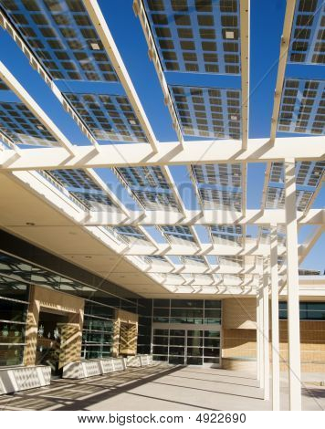 近代建築の太陽エネルギーの細胞を使用して