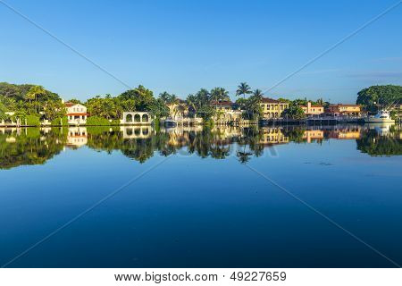 Luxury Houses At The Canal On  Pinetree Drive In Miami