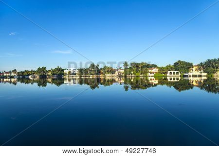 Luxury Houses At The Canal On  Pinetree Drive In Miami
