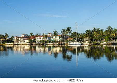Luxury Houses At The Canal On  Pinetree Drive In Miami