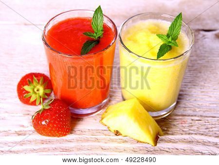 Fresa, jugo de piña en vidrio, menta, piña rebanada