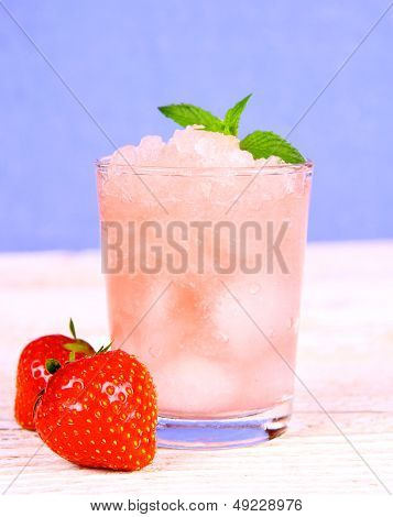 Granité aux fraises avec Fruits et à la menthe sur fond bleu