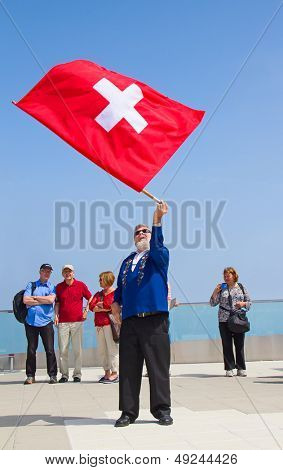 MOUNT PILATUS - 13. juli: Uidentificeret mand demonstrere traditionelle schweiziske 