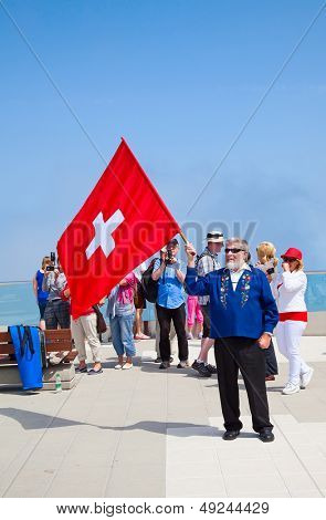 MOUNT PILATUS - 13. juli: Uidentificeret mand demonstrere traditionelle schweiziske 