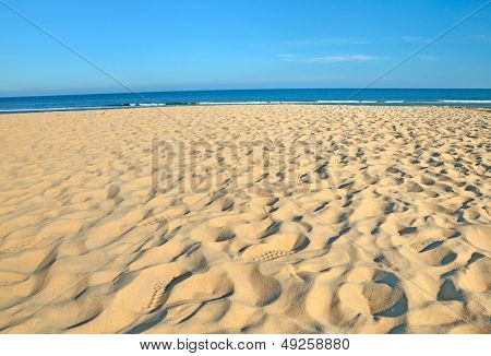 stranden och tropiska havet vid solig dag