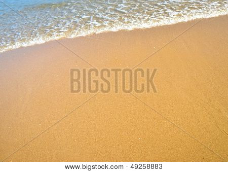 Mjuk våg av havet på sandstranden