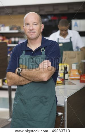 Portret van een supermarkt werknemer en checkout assistent