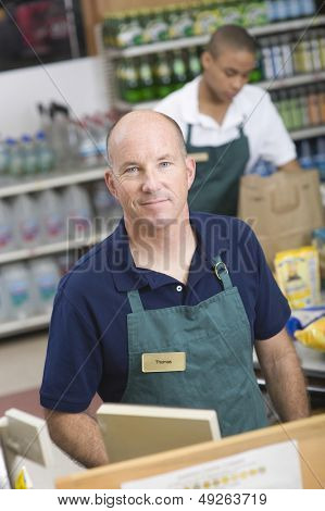 Portret van een supermarkt werknemer en checkout assistent