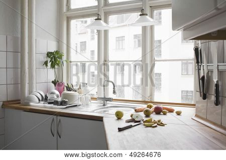 Køkken bordplade med hakkede frugter og grøntsager i urban lejlighed