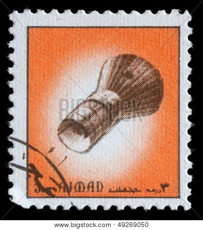 AJMAN - ca 1972: En stämpel tryckt i emiratet Ajman Visa rymdskepp, circa 1972
