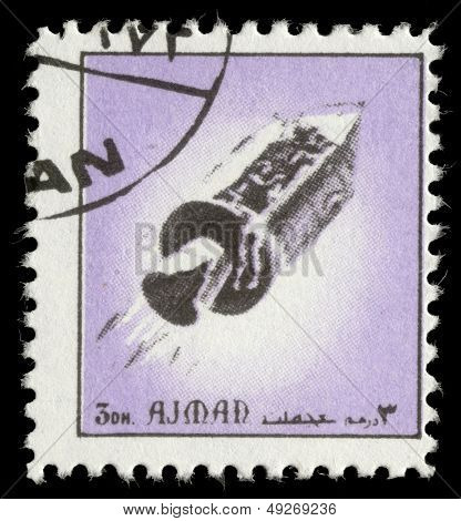 AJMAN - ca 1972: En stämpel tryckt i emiratet Ajman Visa rymdskepp, circa 1972
