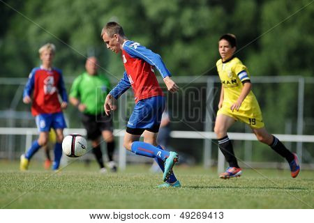KAPOSVAR, Macaristan - 20 Temmuz: Tanımlanamayan oyuncular eylem IX. Gençlik futbol Festivali maç