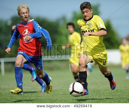 KAPOSVAR, Macaristan - 20 Temmuz: Tanımlanamayan oyuncular eylem IX. Gençlik futbol Festivali maç