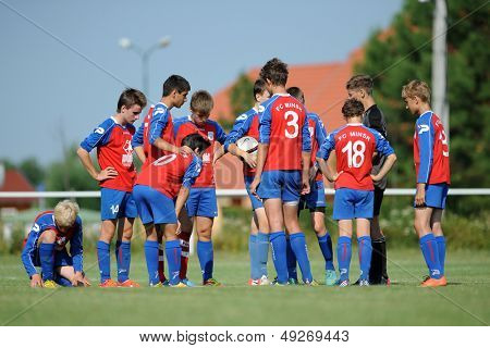 KAPOSVAR, Macaristan - 20 Temmuz: Tanımlanamayan oyuncular eylem IX. Gençlik futbol Festivali maç