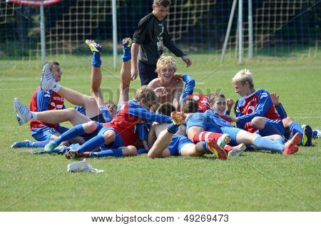 KAPOSVAR, Macaristan - 20 Temmuz: IX Minsk oyuncuları kutlamak. Gençlik futbol Festivali maç Minsk 