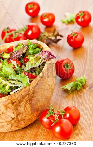 Mixed Lettuce Salad And Tomatoes