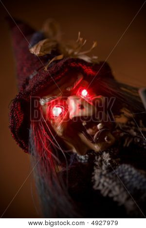 Strega fantoccio con occhi rossi luminosi
