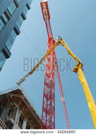 고층 건물 건설 및 두 개의 지 브 크레인에 명확한 푸른 하늘