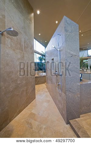 Vista di walkin shower a casa moderna