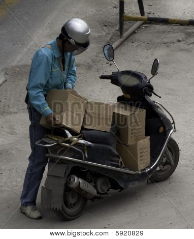 Motocykl doručovatel