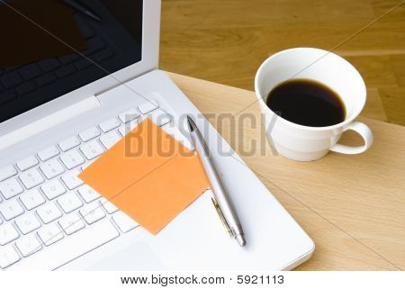 Penna med Postit Obs, Laptop och kopp kaffe