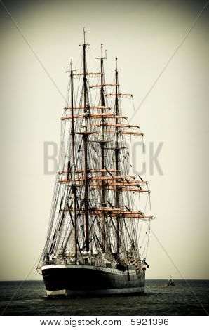 Sten van de vaartuigen naar de vuurtoren van de haven te verlaten