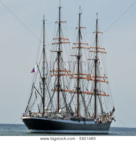 Sten van de vaartuigen naar de vuurtoren van de haven te verlaten