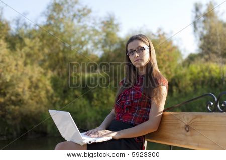 Meisje op Bank werk met laptop