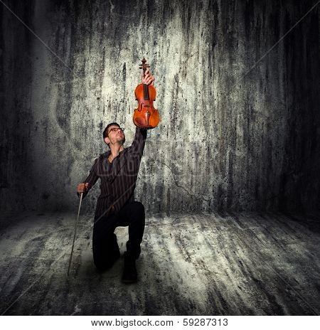 the violinist: Musician playing violin on dark grunge background