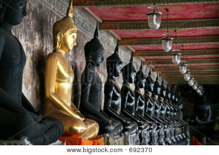 Statua di Santo d'oro di Buddha